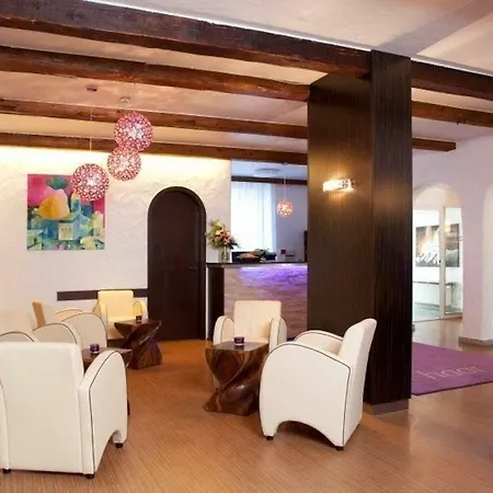 فندق Arthotel 3*